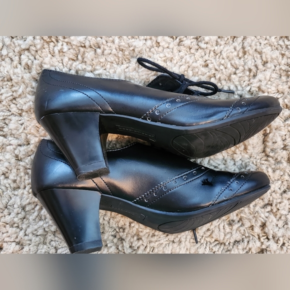 Black leather lace up shoes with heel. Size 7 - Picture 5 of 6